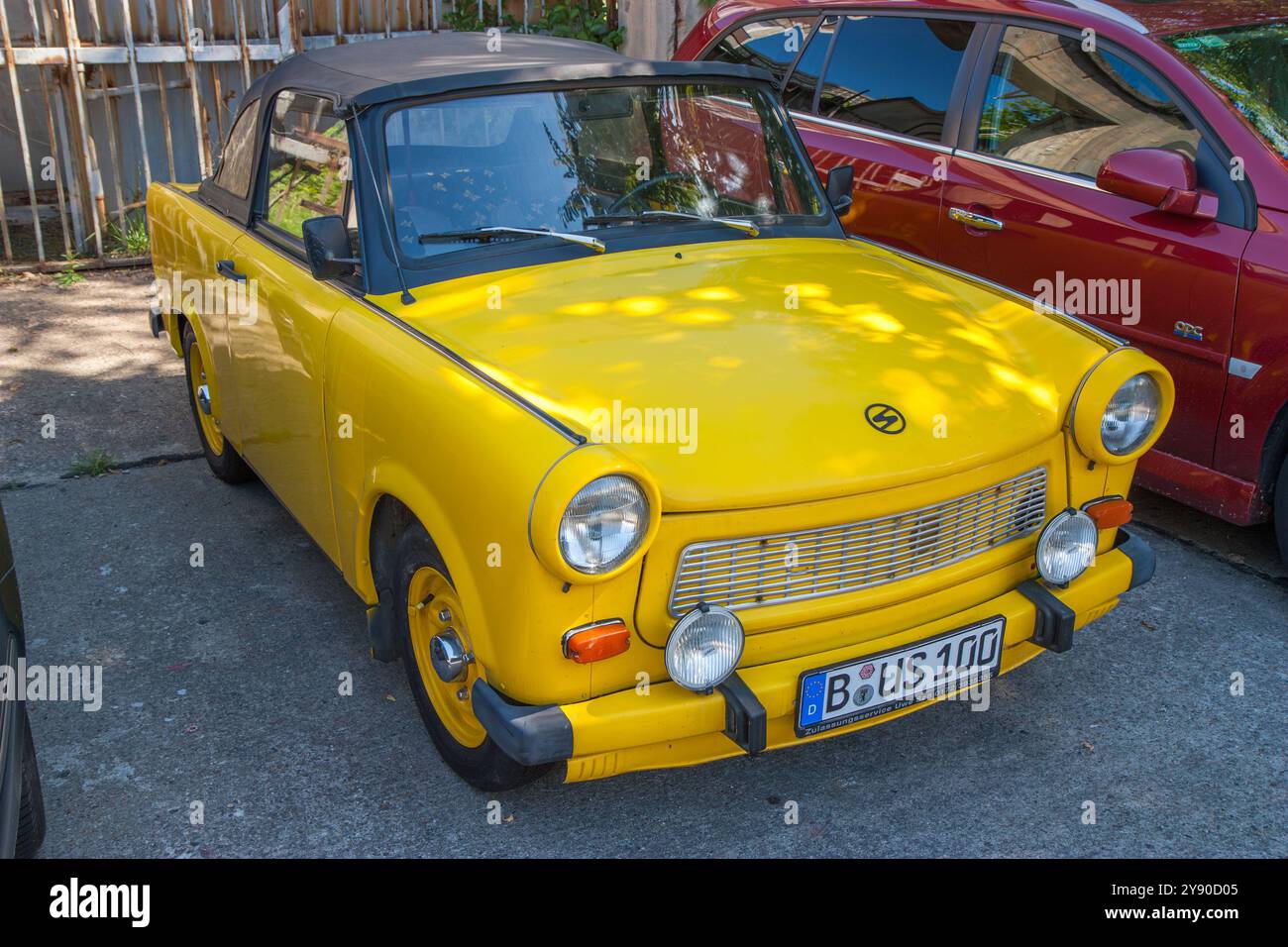 Berlino, Germania 2 giugno 2009. Cabriolet gialla Trabant Berlin. Trabant è il marchio di una serie di modelli della fabbrica automobilistica della Germania orientale VEB S. Foto Stock
