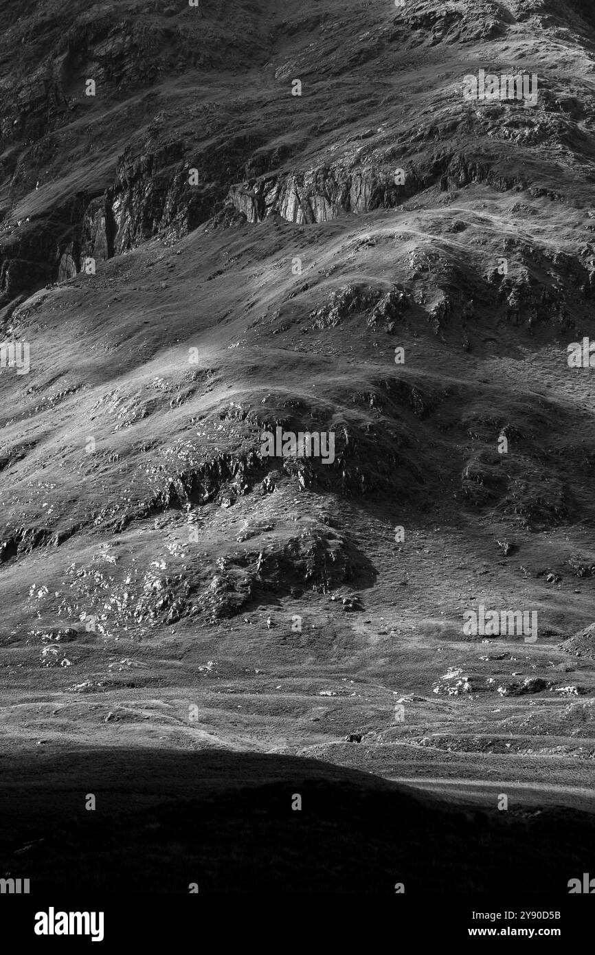 Intricate texture e motivi naturali delle pendici del monte Glencullin a Doo Lough, Irlanda, in bianco e nero Foto Stock