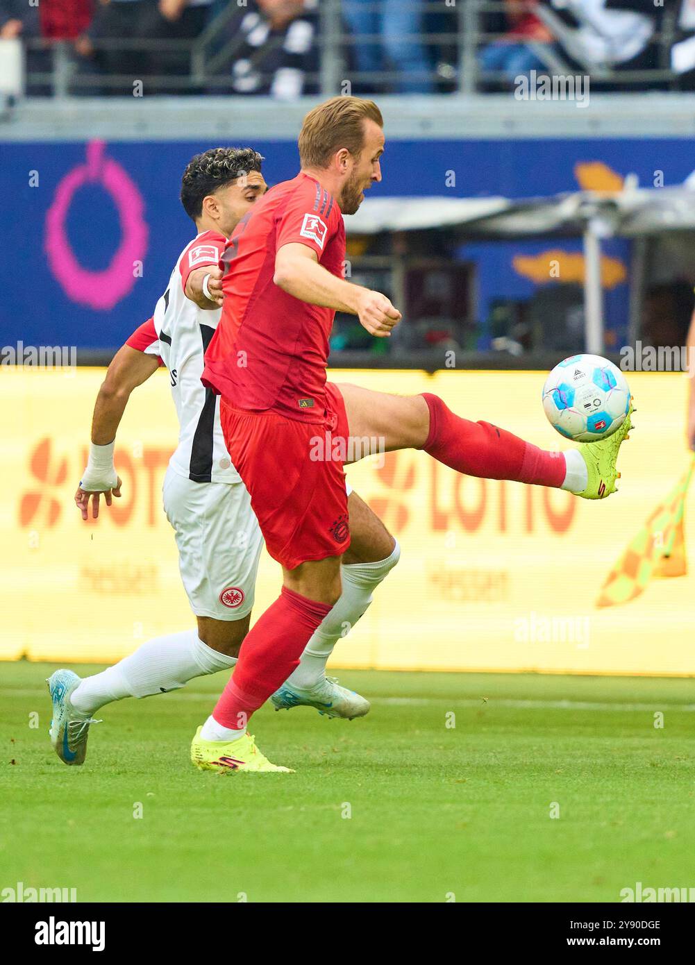 Harry Kane, FCB 9 gareggiano per il pallone, tackle, duello, colpo di testa, zweikampf, azione, lotta contro Omar Khaled Marmoush, fra 7 nella partita EINTRACHT FRANKFURT - FC BAYERN MUENCHEN 3-3 il 6 ottobre 2024 a Francoforte, Germania. Stagione 2024/2025, 1.Bundesliga, FCB, München, giorno 6, 6.Spieltag fotografo: Peter Schatz - LE NORMATIVE DFL VIETANO QUALSIASI USO DI FOTOGRAFIE come SEQUENZE DI IMMAGINI e/o QUASI-VIDEO - Foto Stock