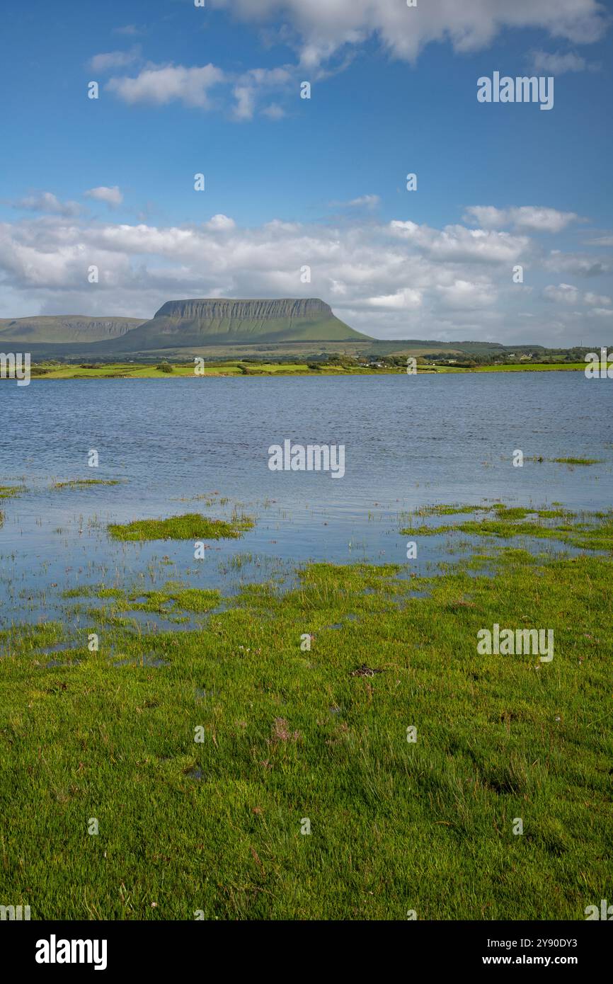 Pittoresca veduta di Ben Bulben dalla spiaggia di Streedagh con lussureggianti paludi, Sligo, Irlanda Foto Stock