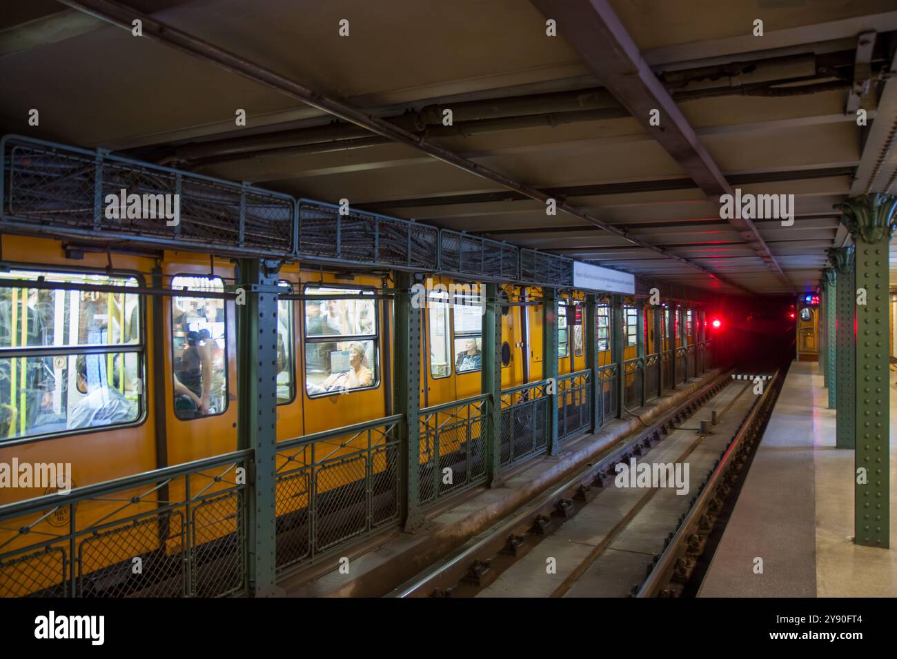 Boedapest, Ungheria 13 settembre 2008. La stazione della metropolitana e i treni di Budapest, sull'altro lato c'è una metropolitana gialla. Foto Stock