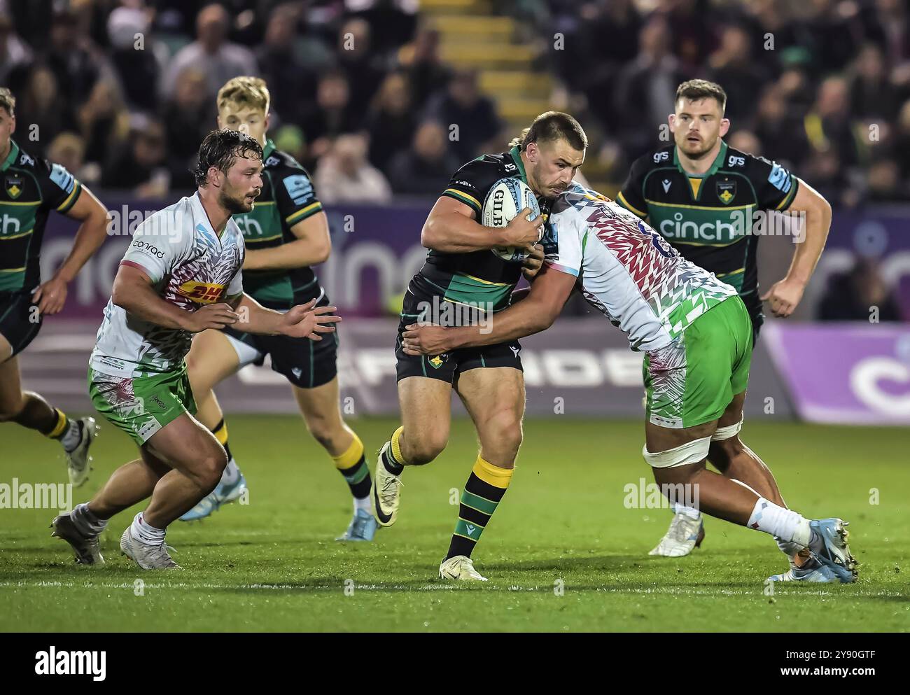 Chandler Cunningham-South di Harlequins affronta Ollie Sleightholme dei Northampton Saints durante la partita Northampton Saints vs Harlequins al cinch Foto Stock