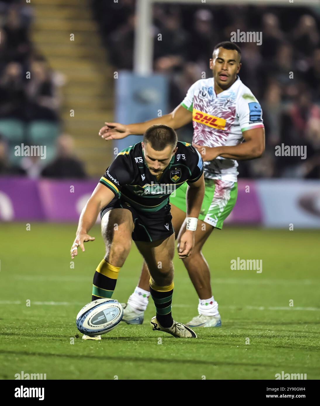 Will Joseph di Harlequins e Ollie Sleightholme dei Northampton Saints durante la partita tra Northampton Saints e Harlequins al cinch Stadium di Frankl Foto Stock