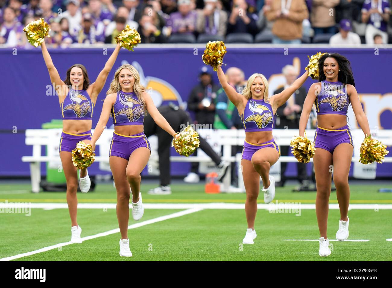 Tottenham Hotspur Stadium, Londra, Regno Unito. 6 ottobre 2024. NFL UK Football, New York Jets contro Minnesota Vikings; le cheerleader dei Minnesota Vikings si esibiscono prima della partita tra i Minnesota Vikings e i New York Jets Credit: Action Plus Sports/Alamy Live News Foto Stock