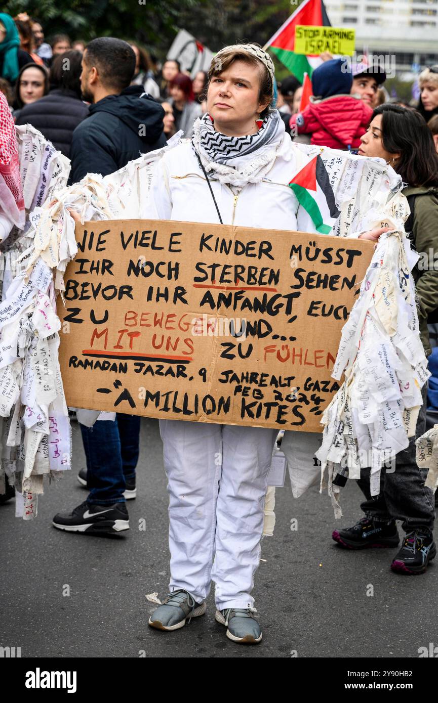 Pro-Palästinensische Demo a Berlino Unter dem motto Palästina leistet Widerstand - es begann lange vor dem 7. Oktober demonstrierten heute ca. 3500 Teilnehmer auf dem Kottbusser Damm in Berlin-Kreuzberg und Neukölln. Es ist der Vortag des 7. Oktober, des Jahrestages an dem die militant-islamistische Hamas aus Gaza kommend Israel angegriff, rund 1200 Menschen in Israel tötete und rund 240 in den Gazastreifen entführt Hat., Berlin Deutschland Kreuzberg-Neukölln *** Pro manifestazione palestinese a Berlino sotto lo slogan Palestine resists è iniziata molto prima del 7 ottobre, circa 3500 partici Foto Stock