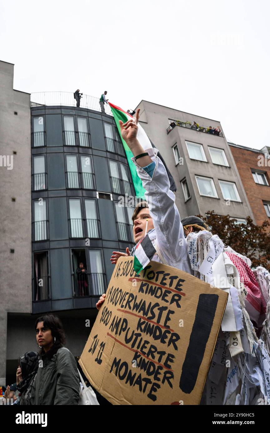 Pro-Palästinensische Demo a Berlino Unter dem motto Palästina leistet Widerstand - es begann lange vor dem 7. Oktober demonstrierten heute ca. 3500 Teilnehmer auf dem Kottbusser Damm in Berlin-Kreuzberg und Neukölln. Es ist der Vortag des 7. Oktober, des Jahrestages an dem die militant-islamistische Hamas aus Gaza kommend Israel angegriff, rund 1200 Menschen in Israel tötete und rund 240 in den Gazastreifen entführt Hat., Berlin Deutschland Kreuzberg-Neukölln *** Pro manifestazione palestinese a Berlino sotto lo slogan Palestine resists è iniziata molto prima del 7 ottobre, circa 3500 partici Foto Stock