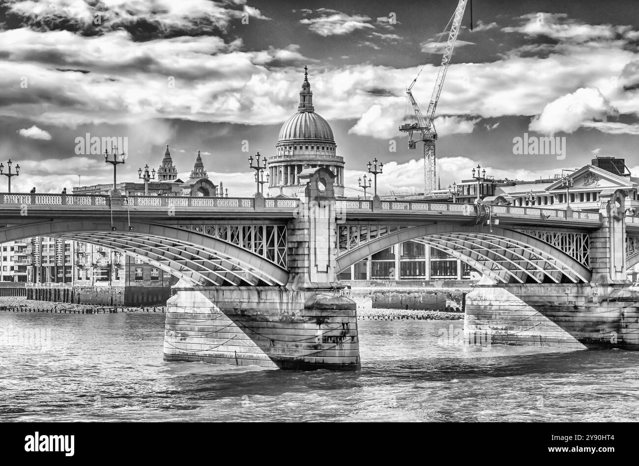 Vista dell'iconica cattedrale di St. Paul sul Southwark Bridge, Londra, Regno Unito Foto Stock
