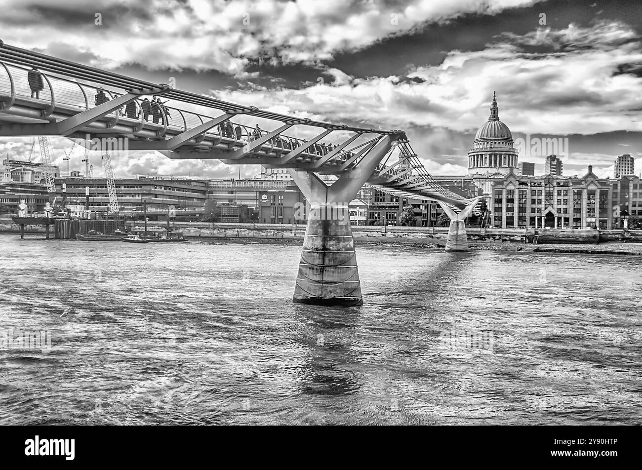 Il Millennium Bridge con la Cattedrale di San Paolo in background, London, Regno Unito Foto Stock