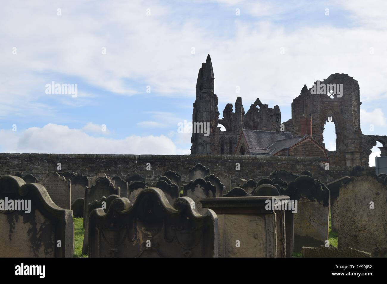 St Mary's Church e le rovine di Whitby Abbey, una città di mare, porto e parrocchia civile nel North Yorkshire, Inghilterra. Foto Stock