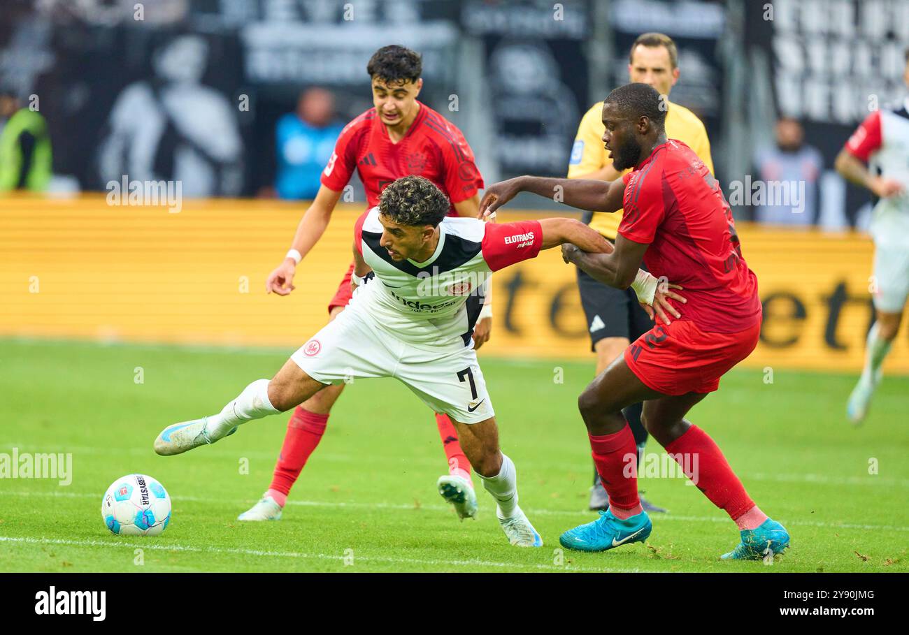 Francoforte, Germania. 6 ottobre 2024. Omar Khaled Marmoush, fra 7 competono per il pallone, tackle, duello, colpo di testa, zweikampf, azione, lotta contro Dayot Upamecano, FCB 2 nella partita EINTRACHT FRANKFURT - FC BAYERN MUENCHEN 3-3 il 6 ottobre 2024 a Francoforte, Germania. Stagione 2024/2025, 1.Bundesliga, FCB, Monaco, giorno 6, fotografo Spieltag: immagini ddp/STAR-images - LE NORMATIVE DFL VIETANO L'USO DI FOTOGRAFIE come SEQUENZE DI IMMAGINI e/o QUASI-VIDEO - crediti: ddp media GmbH/Alamy Live News Foto Stock