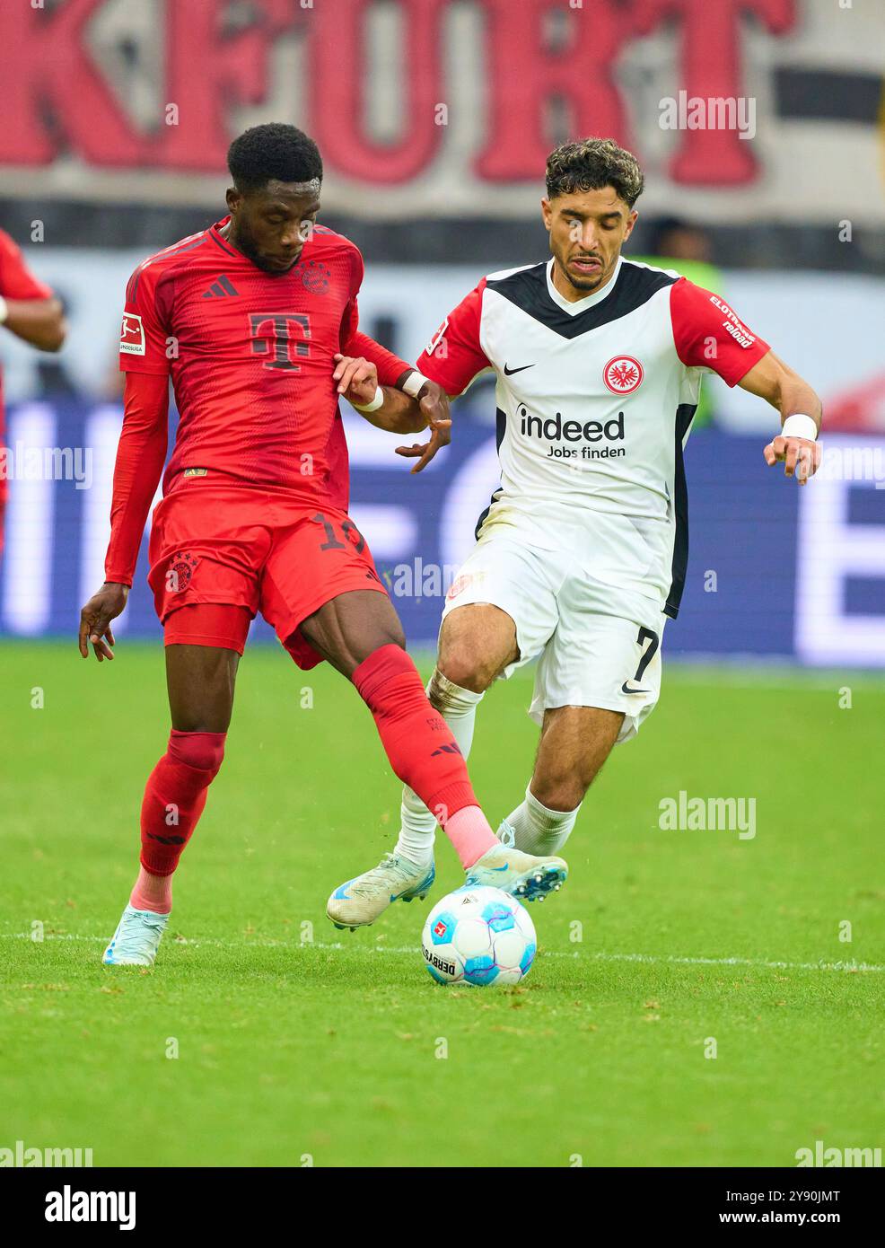 Francoforte, Germania. 6 ottobre 2024. Alphonso DAVIES, FCB 19 competono per il pallone, tackle, duello, colpo di testa, zweikampf, azione, lotta contro Omar Khaled Marmoush, fra 7 nella partita EINTRACHT FRANKFURT - FC BAYERN MUENCHEN 3-3 il 6 ottobre 2024 a Francoforte, Germania. Stagione 2024/2025, 1.Bundesliga, FCB, Monaco, giorno 6, fotografo Spieltag: immagini ddp/STAR-images - LE NORMATIVE DFL VIETANO L'USO DI FOTOGRAFIE come SEQUENZE DI IMMAGINI e/o QUASI-VIDEO - crediti: ddp media GmbH/Alamy Live News Foto Stock