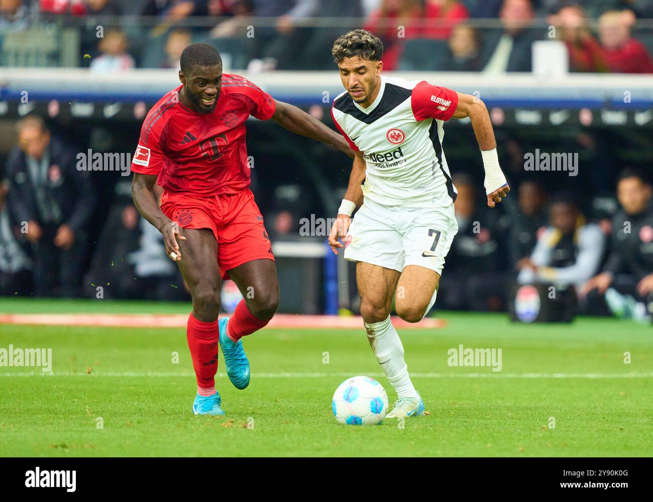 Francoforte, Germania. 6 ottobre 2024. Omar Khaled Marmoush, fra 7 competono per il pallone, tackle, duello, colpo di testa, zweikampf, azione, lotta contro Dayot Upamecano, FCB 2 nella partita EINTRACHT FRANKFURT - FC BAYERN MUENCHEN 3-3 il 6 ottobre 2024 a Francoforte, Germania. Stagione 2024/2025, 1.Bundesliga, FCB, Monaco, giorno 6, fotografo Spieltag: immagini ddp/STAR-images - LE NORMATIVE DFL VIETANO L'USO DI FOTOGRAFIE come SEQUENZE DI IMMAGINI e/o QUASI-VIDEO - crediti: ddp media GmbH/Alamy Live News Foto Stock