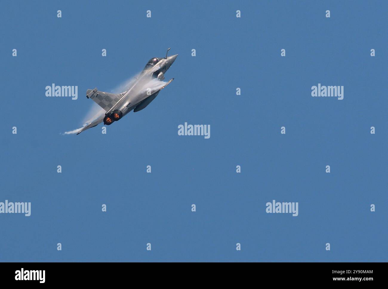 Aviazione croata (HRZ) Dassault Rafale jet da combattimento multiruolo in volo contro un cielo blu Foto Stock