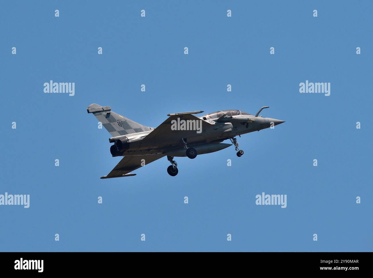 Aviazione croata (HRZ) Dassault Rafale jet da combattimento multiruolo in volo contro un cielo blu Foto Stock