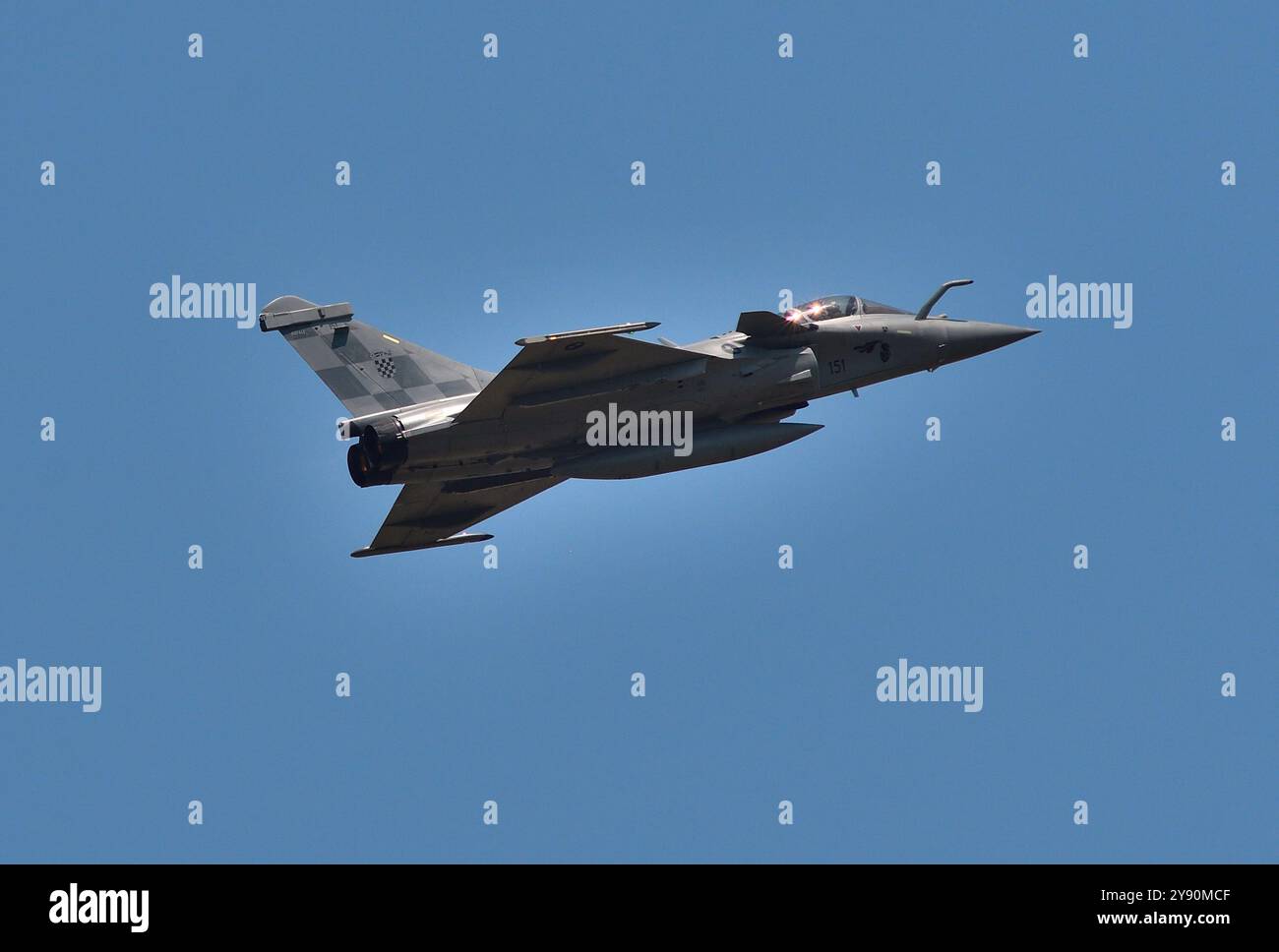 Aviazione croata (HRZ) Dassault Rafale jet da combattimento multiruolo in volo contro un cielo blu Foto Stock