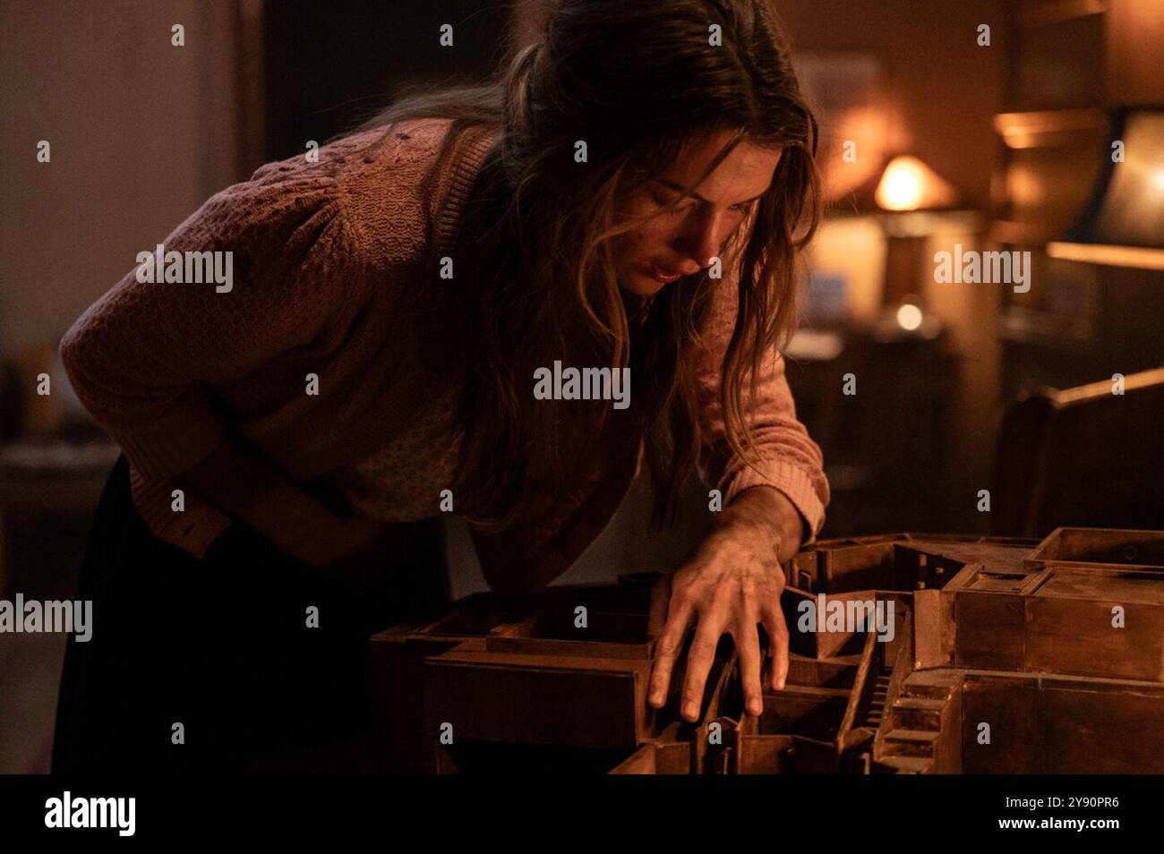 Heretic è un film horror del 2024 scritto e diretto da Scott Beck e Bryan Woods. È interpretato da Hugh Grant, Sophie Thatcher e Chloe East. Questa fotografia è ad uso esclusivamente editoriale ed è copyright della casa cinematografica e/o del fotografo assegnato dalla casa cinematografica o dalla casa di produzione e può essere riprodotta solo da pubblicazioni in concomitanza con la promozione del suddetto Film. È richiesto un credito obbligatorio alla compagnia cinematografica. Il fotografo deve essere accreditato anche se conosciuto. Foto Stock