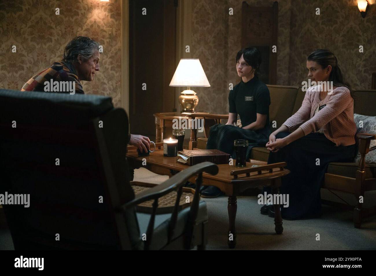 Heretic è un film horror del 2024 scritto e diretto da Scott Beck e Bryan Woods. È interpretato da Hugh Grant, Sophie Thatcher e Chloe East. Questa fotografia è ad uso esclusivamente editoriale ed è copyright della casa cinematografica e/o del fotografo assegnato dalla casa cinematografica o dalla casa di produzione e può essere riprodotta solo da pubblicazioni in concomitanza con la promozione del suddetto Film. È richiesto un credito obbligatorio alla compagnia cinematografica. Il fotografo deve essere accreditato anche se conosciuto. Foto Stock