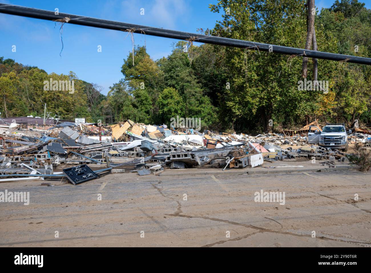 Asheville, Stati Uniti. 5 ottobre 2024. Detriti e fango si sparsero lungo l'area del centro a causa delle inondazioni causate dall'uragano Helene, 5 ottobre 2024 ad Asheville, Carolina del Nord. Crediti: Charles Delano/USACE Photo/Alamy Live News Foto Stock