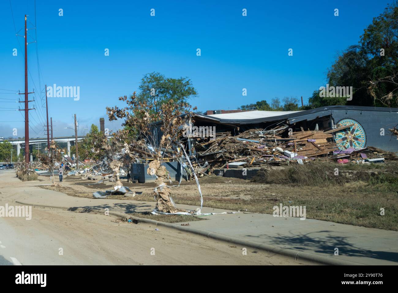 Asheville, Stati Uniti. 5 ottobre 2024. Fango, alberi abbattuti e detriti bloccano le strade lungo l'area del centro a causa delle inondazioni causate dall'uragano Helene, 5 ottobre 2024 ad Asheville, North Carolina. Crediti: Charles Delano/USACE Photo/Alamy Live News Foto Stock