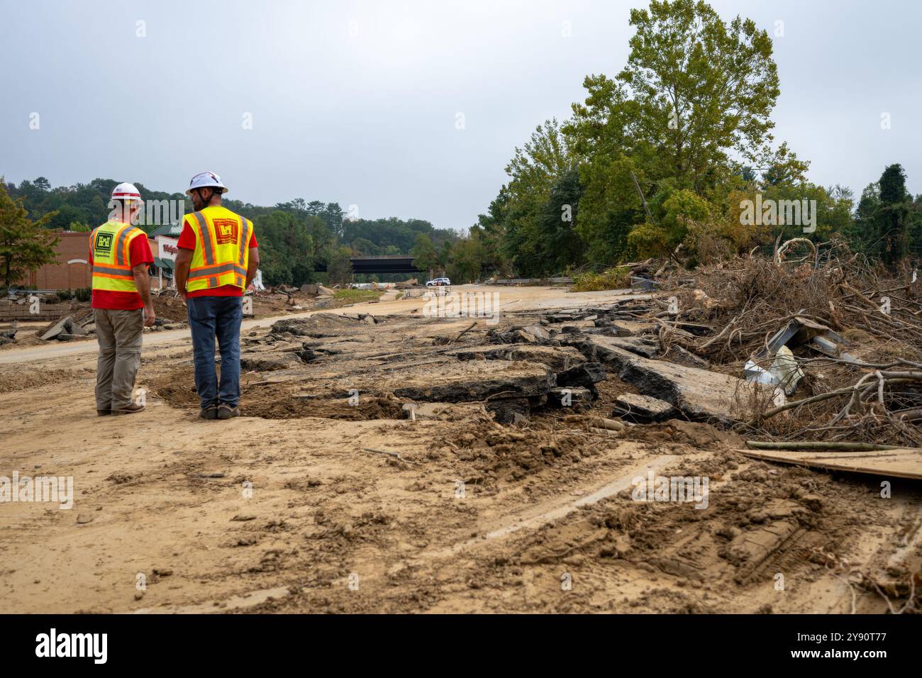 Asheville, Stati Uniti. 5 ottobre 2024. George Delancey e Greg Rudy con il U.S. Army Corps of Engineers, valutano l'entità dei danni alle strade lungo l'area del centro a causa delle inondazioni causate dall'uragano Helene, 5 ottobre 2024 ad Asheville, Carolina del Nord. Crediti: Charles Delano/USACE Photo/Alamy Live News Foto Stock