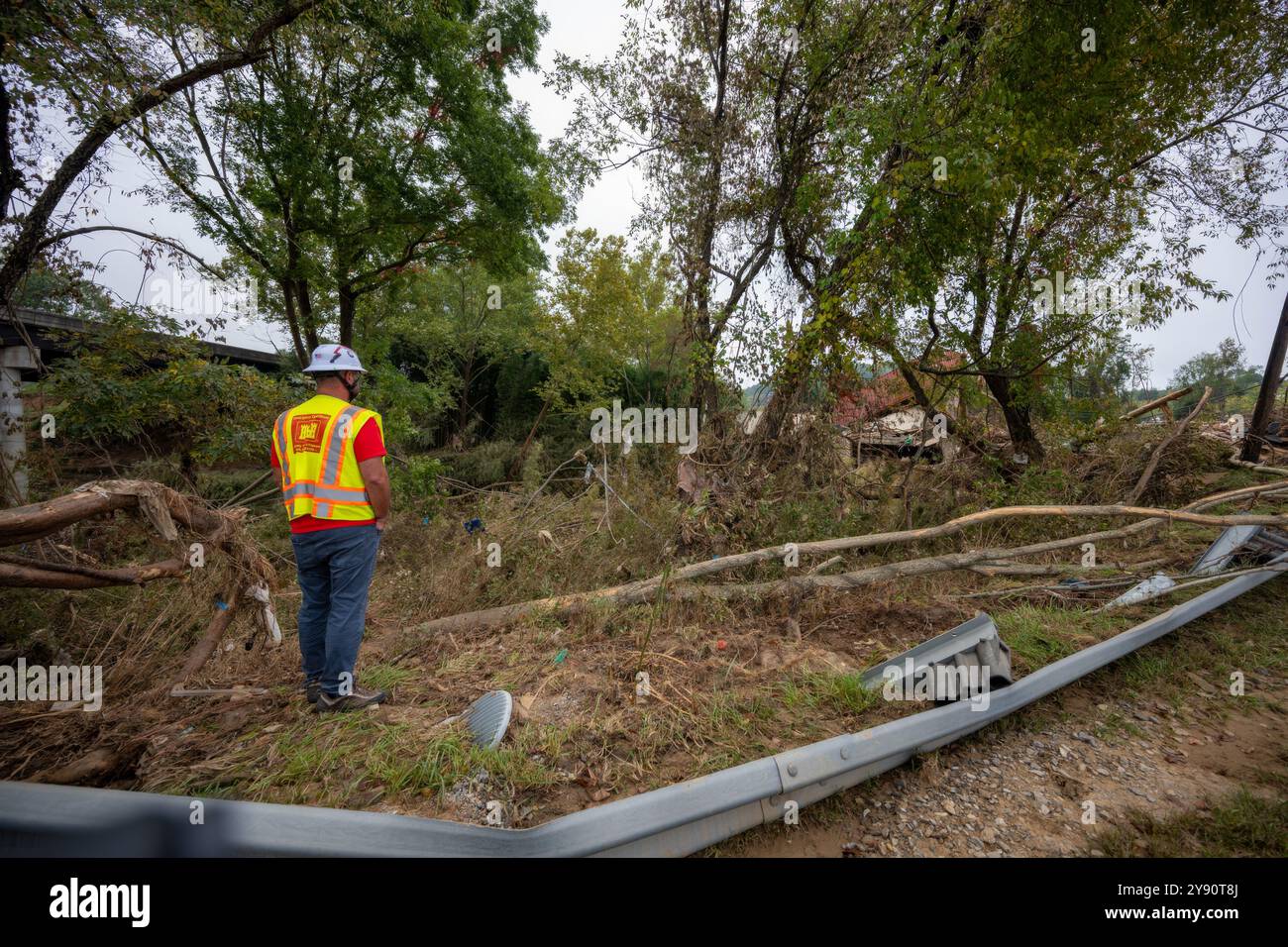 Asheville, Stati Uniti. 5 ottobre 2024. Greg Rudy con il corpo degli ingegneri dell'esercito statunitense, valuta l'entità dei danni alle strade lungo la zona del centro a causa delle inondazioni causate dall'uragano Helene, 5 ottobre 2024 ad Asheville, Carolina del Nord. Crediti: Charles Delano/USACE Photo/Alamy Live News Foto Stock