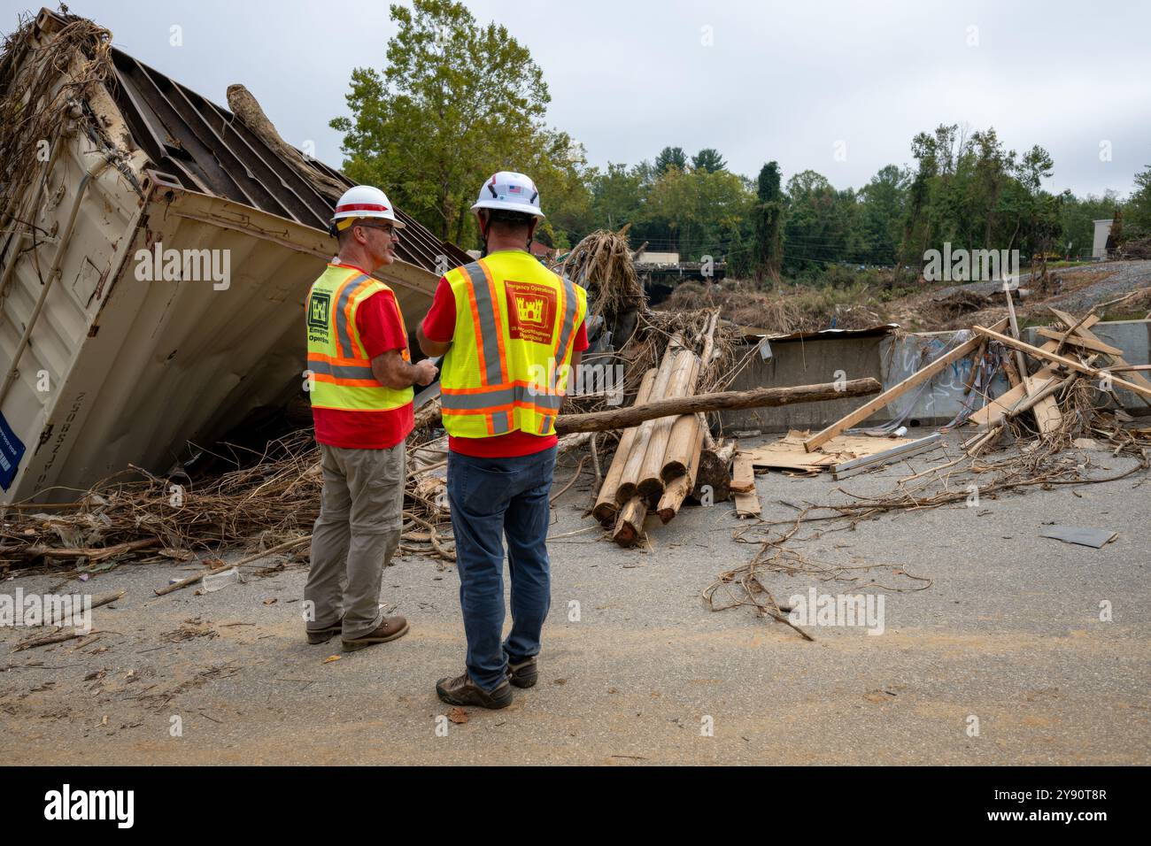 Asheville, Stati Uniti. 5 ottobre 2024. George Delancey e Greg Rudy con il U.S. Army Corps of Engineers, valutano l'entità dei danni alle strade lungo l'area del centro a causa delle inondazioni causate dall'uragano Helene, 5 ottobre 2024 ad Asheville, Carolina del Nord. Crediti: Charles Delano/USACE Photo/Alamy Live News Foto Stock