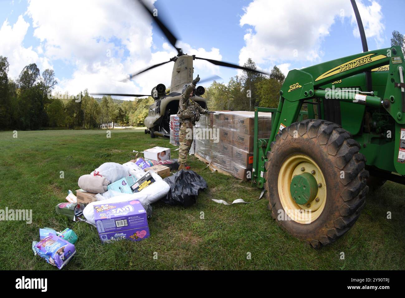 Contea di Catawba, Stati Uniti. 2 ottobre 2024. Soldati dell'esercito degli Stati Uniti, assegnati al Battaglione dell'aviazione, 238th Aviation Regiment, South Carolina Army National Guard, scaricano pallet d'acqua da un elicottero CH-47F Chinook per i sopravvissuti all'uragano Helene, 2 ottobre 2024, nella contea di Catawba, Carolina del Nord. Crediti: SFC Roberto di Giovine/US Army/Alamy Live News Foto Stock