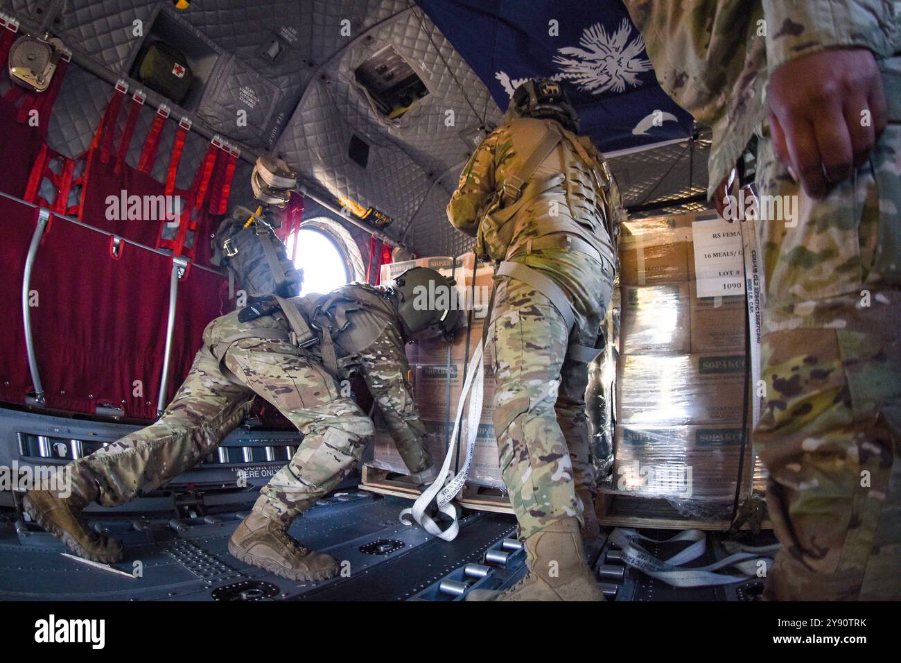 Contea di Catawba, Stati Uniti. 2 ottobre 2024. I soldati dell'esercito statunitense, assegnati al Battaglione dell'aviazione, 238th Aviation Regiment, South Carolina Army National Guard, caricano pallet d'acqua su un elicottero CH-47F Chinook per i sopravvissuti all'uragano Helene, 2 ottobre 2024, nella contea di Catawba, Carolina del Nord. Crediti: SFC Roberto di Giovine/US Army/Alamy Live News Foto Stock