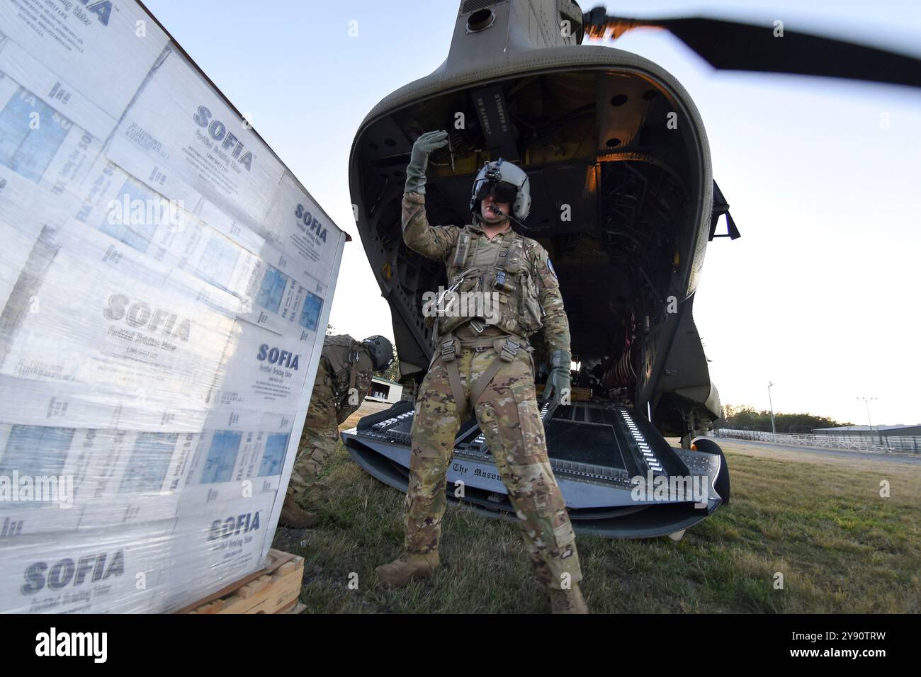 Greenville, Stati Uniti. 2 ottobre 2024. I soldati dell'esercito statunitense, assegnati al Battaglione dell'aviazione, 238th Aviation Regiment, South Carolina Army National Guard, caricano pallet d'acqua in un elicottero CH-47F Chinook per i sopravvissuti all'uragano Helene, 2 ottobre 2024, a Greenville, Carolina del Sud. Crediti: SFC Roberto di Giovine/US Army/Alamy Live News Foto Stock