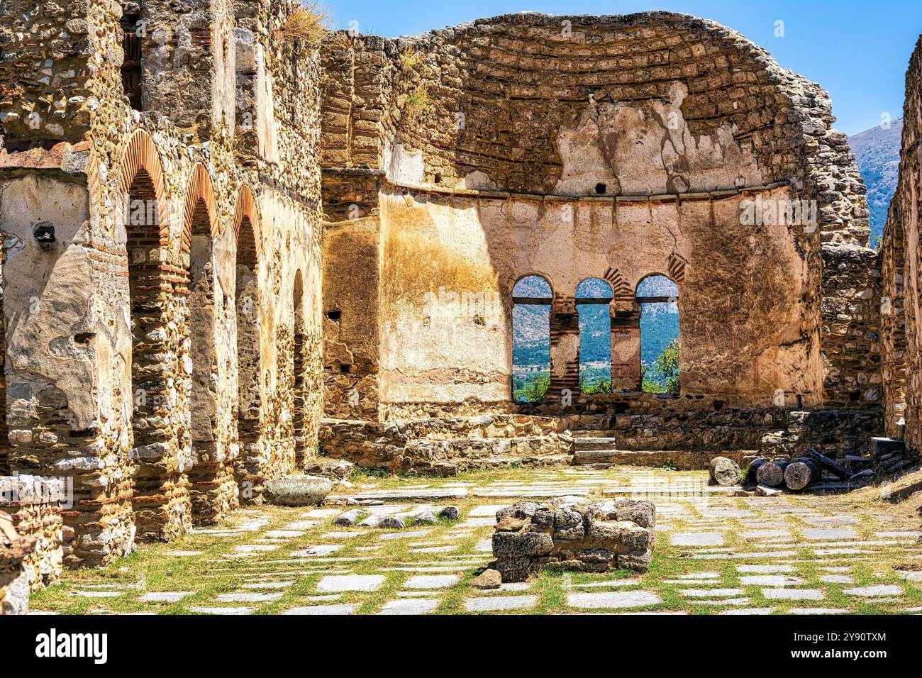 La Basilica di Agios Achilleios, una chiesa cristiana in rovina del X-XI secolo, situata sull'isola di Agios Achilleios nel lago Mikri Prespa, in Grecia. Foto Stock