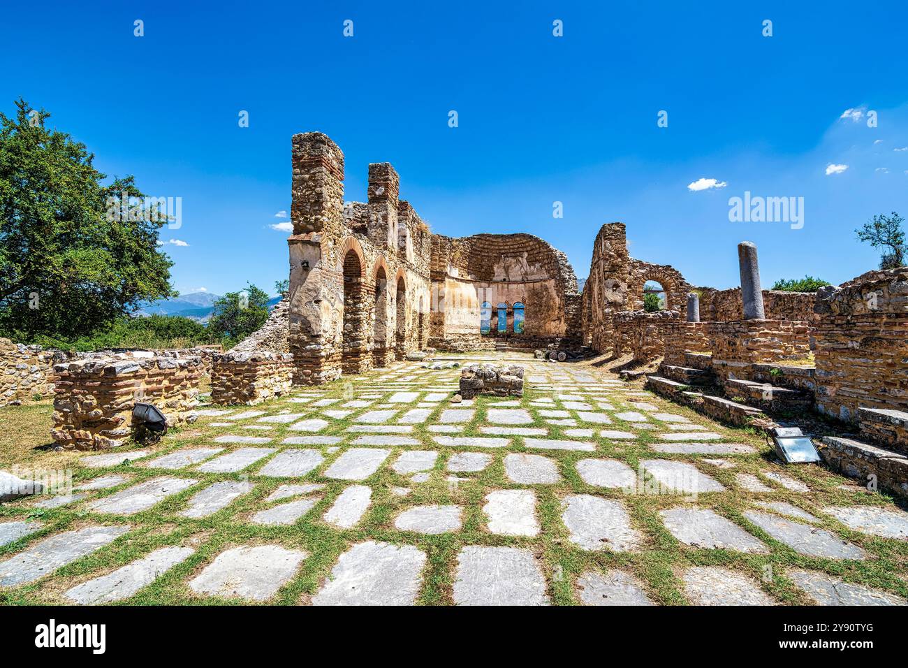 La Basilica di Agios Achilleios, una chiesa cristiana in rovina del X-XI secolo, situata sull'isola di Agios Achilleios nel lago Mikri Prespa, in Grecia. Foto Stock