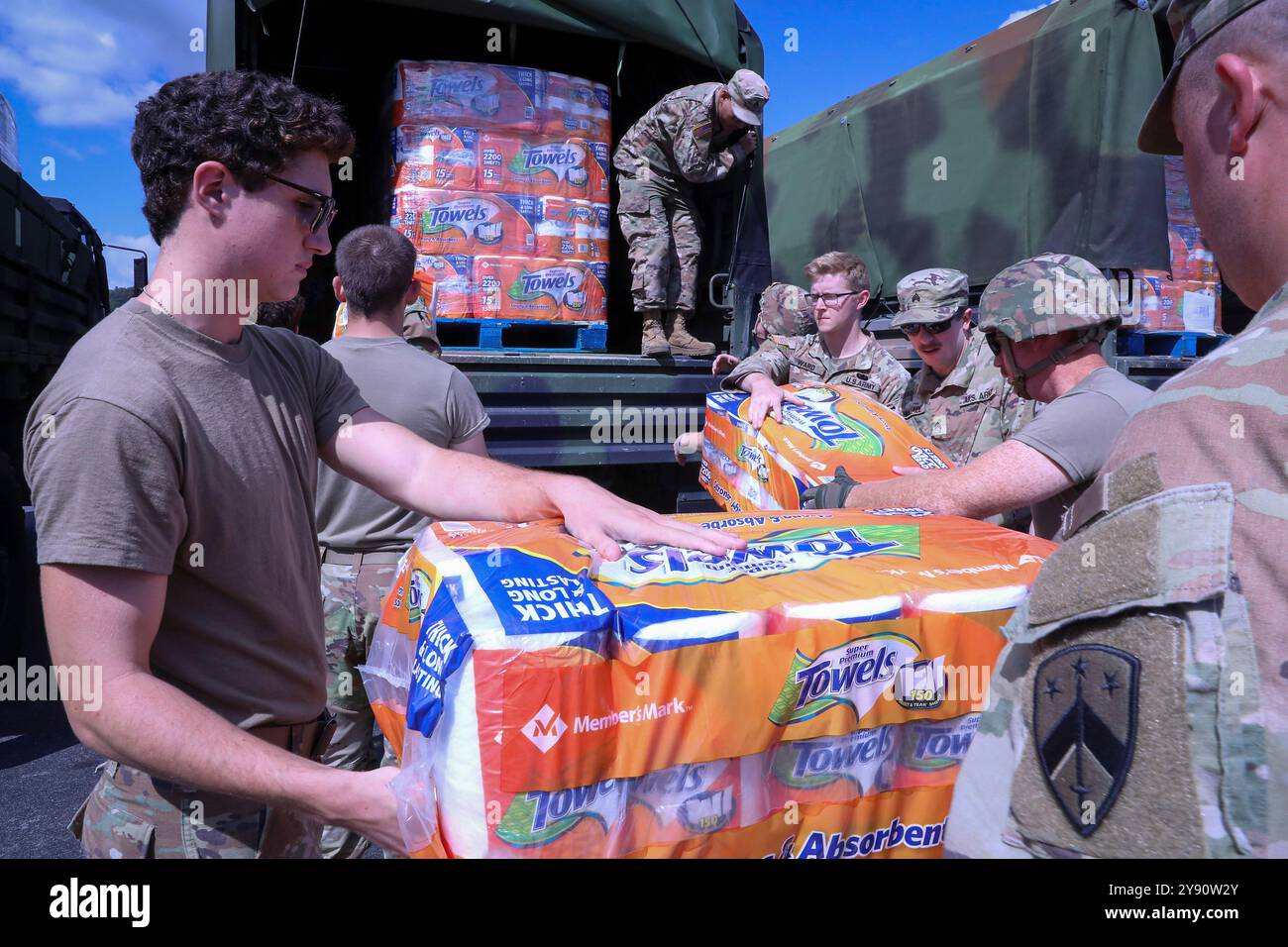 Elizabethton, Stati Uniti. 2 ottobre 2024. I soldati dell'esercito americano, con la 777 Maintenance Company, la Tennessee Army National Guard, scaricano rifornimenti per i sopravvissuti all'uragano Helene, 2 ottobre 2024, a Elizabethton, Tennessee. Crediti: Sergente Olivia Gum/US Army/Alamy Live News Foto Stock