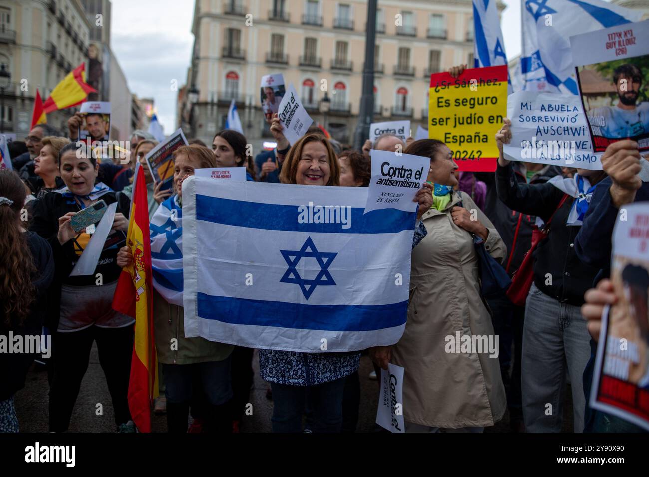 Madrid, Spagna. 7 ottobre 2024. Diverse centinaia di persone chiamate dall'associazione pro-israeliana azione e comunicazione sul Medio Oriente (ACOM) hanno dimostrato lunedì scorso a Puerta del Sol a Madrid di ricordare le vittime degli attentati perpetrati da Hamas in Israele un anno fa. Crediti: D. Canales Carvajal/Alamy Live News Foto Stock