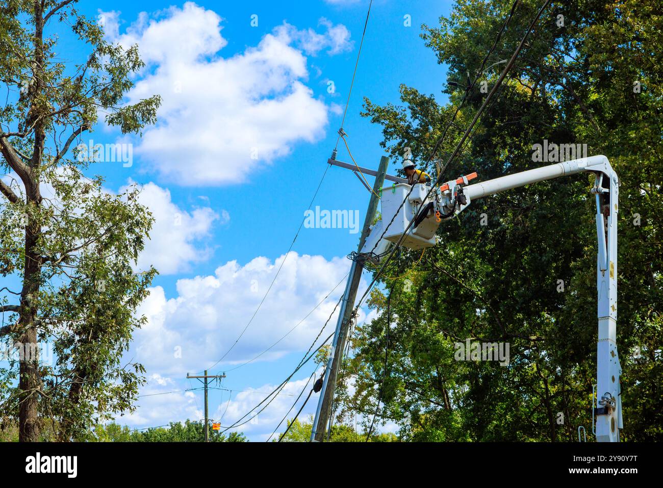 I lavoratori stanno ripristinando il potere in seguito ai danni causati da un violento uragano Foto Stock