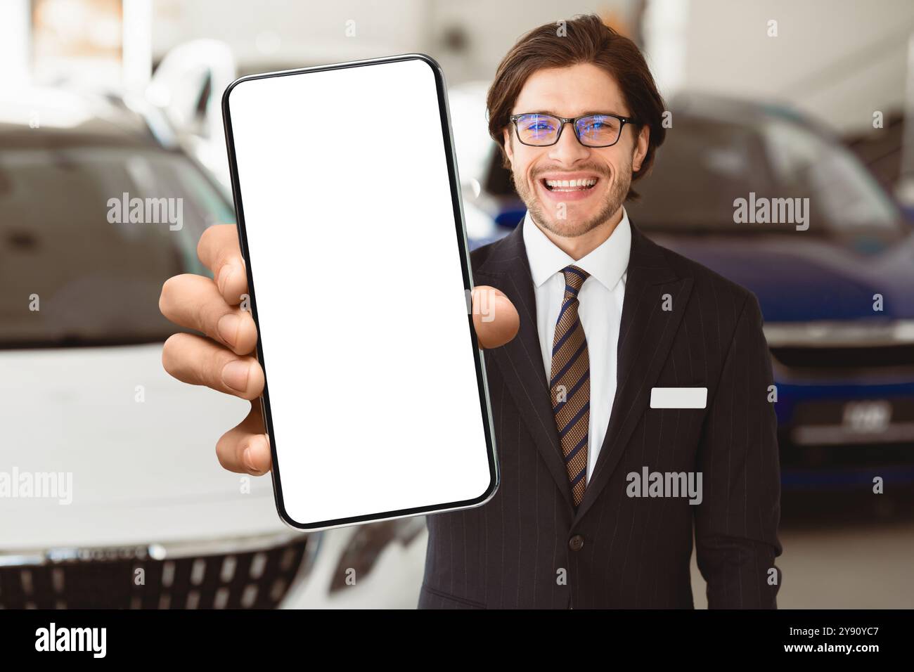 Agente Che Mostra La Chiave Dell'Automobile Nell'Ufficio Di Noleggio Dell'Automobile Foto Stock