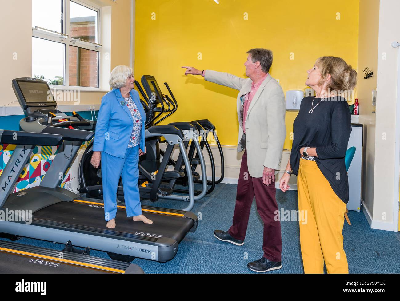 Anne Widdecombe visita il Memory Club a Seachange, Budleigh. Foto Stock