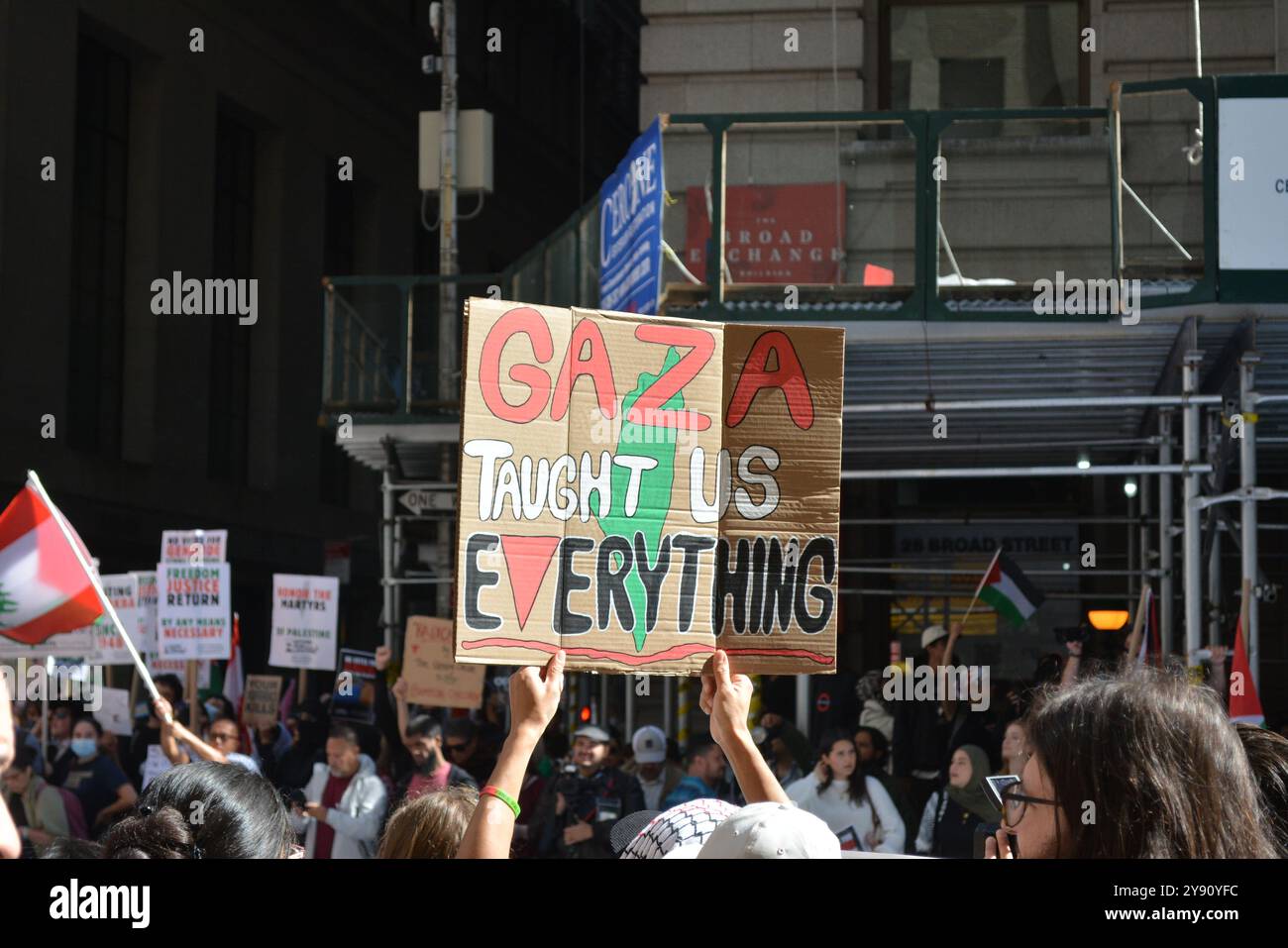 Segno tenuto da un manifestante durante una marcia Pro Palestine in occasione dell'anniversario degli attentati del 7 ottobre in Israele a New York. Foto Stock