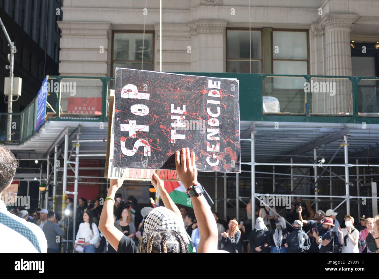 Segno tenuto da un manifestante durante una marcia Pro Palestine in occasione dell'anniversario degli attentati del 7 ottobre in Israele a New York. Foto Stock