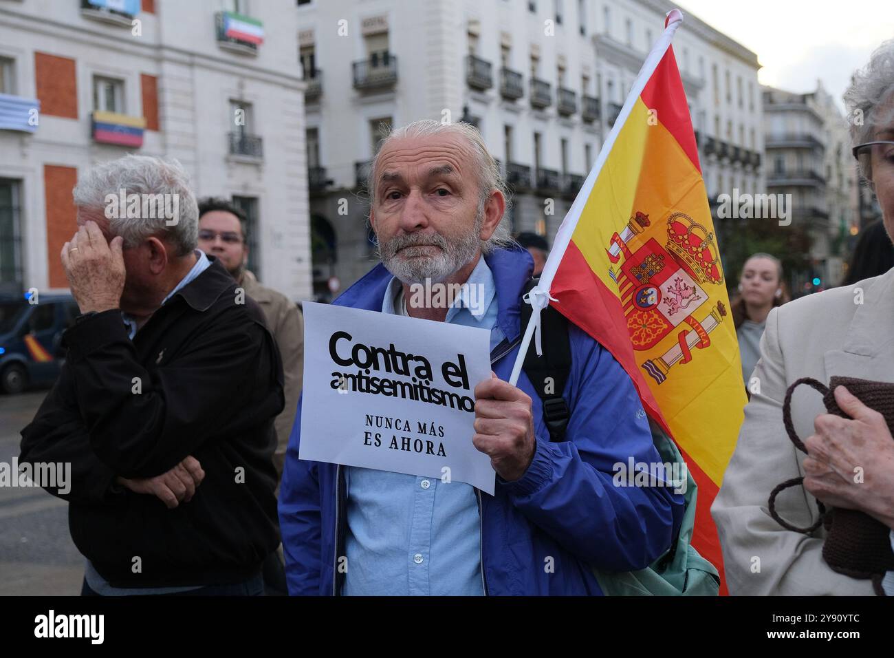 Madrid, Spagna. 7 ottobre 2024. Persone durante una manifestazione in memoria delle vittime e degli ostaggi delle proteste di Hamas commemorano l'anniversario dell'attentato in Israele di Hamas alla Puerta del Sol di Madrid 7 ottobre 2024 Spagna credito: SIPA USA/Alamy Live News Foto Stock