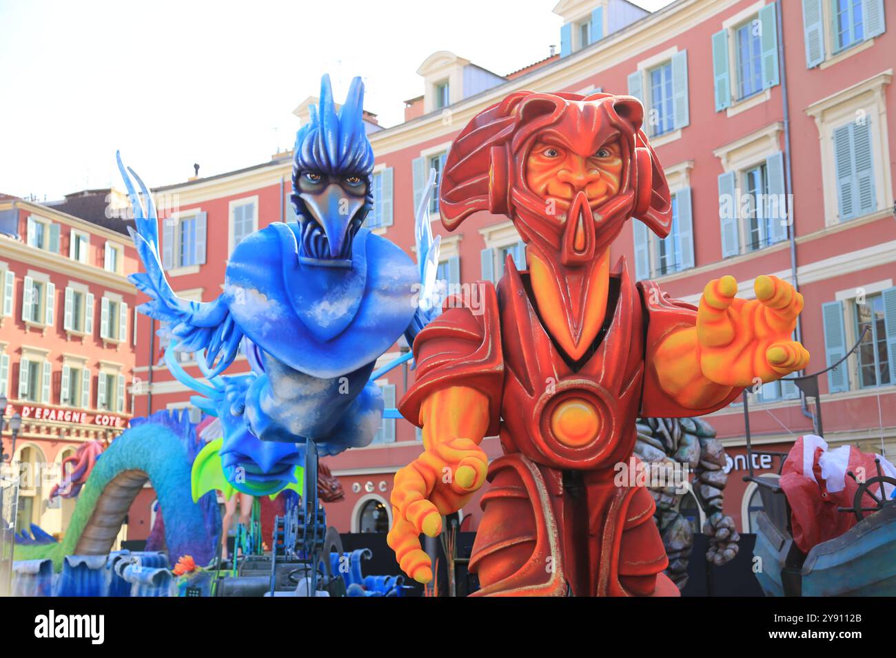 Grandi teste e carri allegorici del Carnevale di Nizza, il più grande carnevale in Francia e uno dei più famosi al mondo. Nizza, Alpes-Maritimes, Provenza-Alp Foto Stock