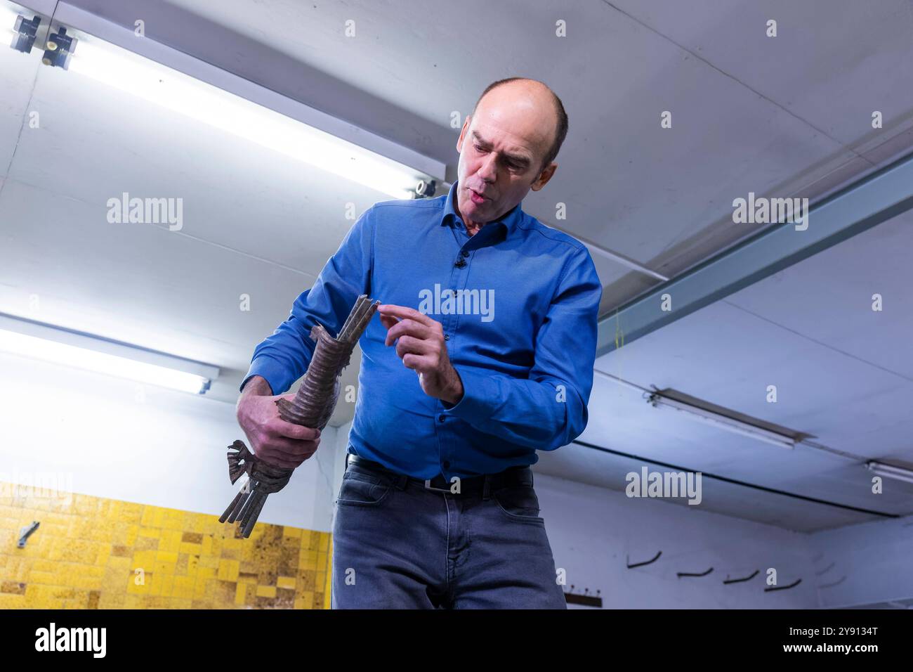 Carolabrücke a Dresda Brücken-Experte Prof. Steffen Marx, Inhaber einer Stiftungsprofessur für Ingenieurbau an der tu Dresden und Gesellschafter des mit der Untersuchung und Zustandserfassung der Büros beauftragten Carolabrücke MKP GmbH, gab einen umfassenden Einblick in den aktuellen Stand der Untersuchungen Stand der Untersuchungen Übersicht sozine Litien. Dabei erläutert er den Fortschritt der Beprobung, den Einsatz von verschiedenen Verfahren Anhand gesicherter Brückenteile und beleuchtet die Korrosionsprozesse, die als Ursache für die Schäden in Frage kommen könnten. Dresda, Sachsen Deutschlan Foto Stock