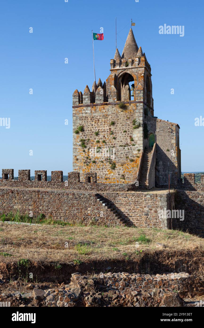 Castello di Montemor-o-Novo (Castelo de Montemor-o-Novo) con il suo iconico campanile e le mura fortificate, Alentejo, Portogallo Foto Stock