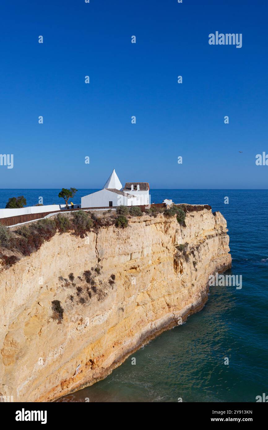 Capela da Nossa Senhora da Rocha, una piccola cappella su una scogliera mozzafiato, nella cittadina balneare di Alporchinhos, Costa dell'Algarve, Portogallo Foto Stock