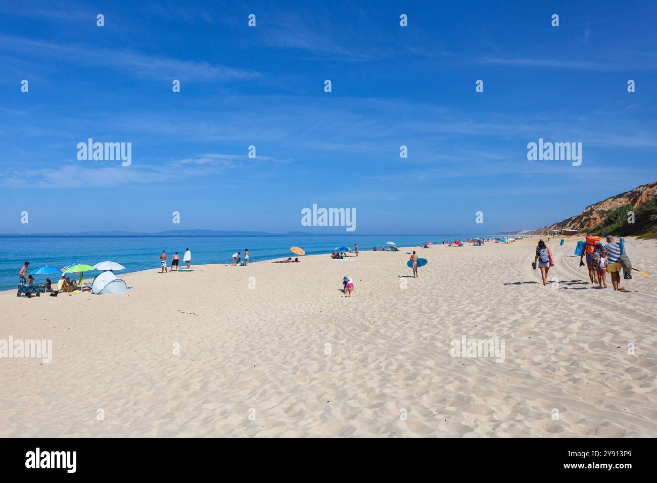 Praia da Galé-Fontaínhas (spiaggia di Galé) sulla costa atlantica con la sua infinita spiaggia di sabbia bianca e le sue iconiche scogliere, vicino al complesso di fori, in Portogallo. Foto Stock