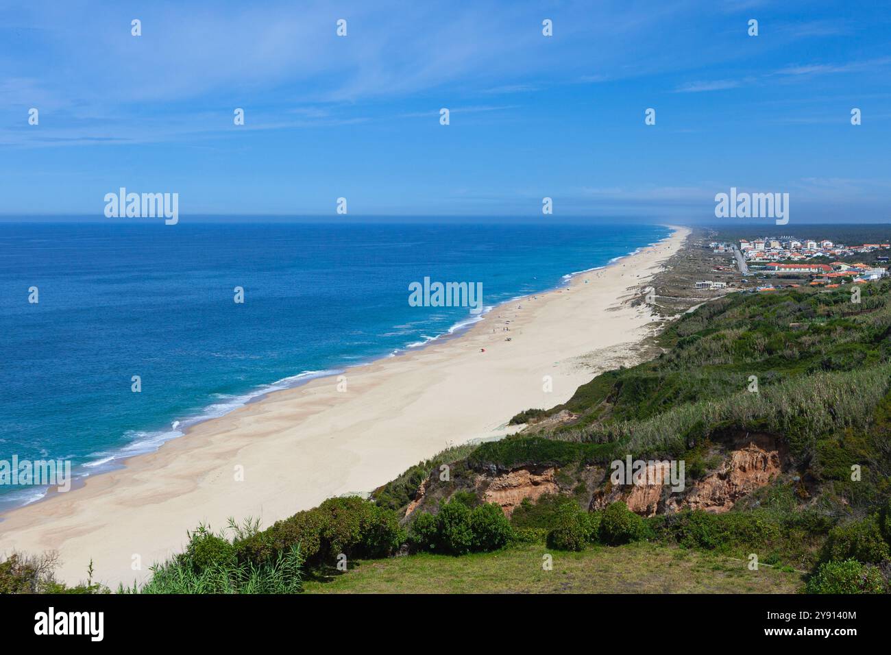 Praia de Quiaios (Spiaggia di Quiaios), un'ampia spiaggia di sabbia, famosa per il surf e il body-boarding, situata sulla costa atlantica nel Portogallo occidentale. Foto Stock