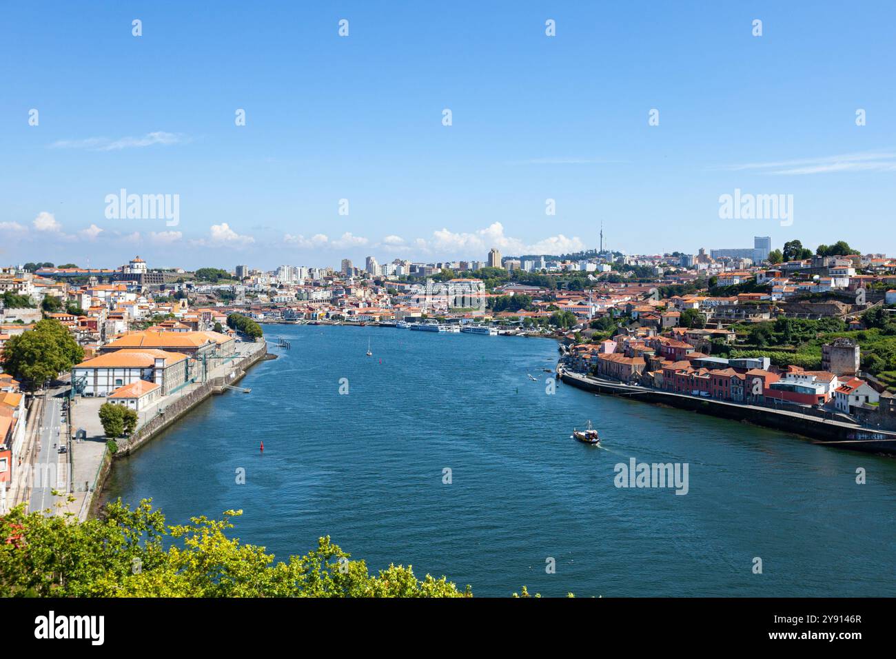 Le città di Porto (a sinistra) e Vila Nova de Gaia (a destra) separate dal fiume Douro (Rio Douro), viste dai giardini Palácio de Cristal, Portogallo. Foto Stock