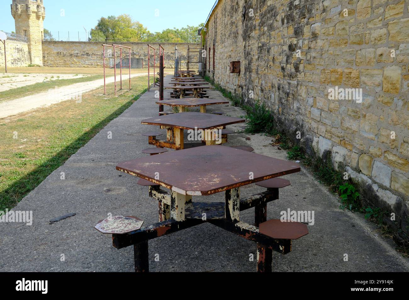 Tavoli allineati nel cortile della vecchia prigione di Joliet Foto Stock