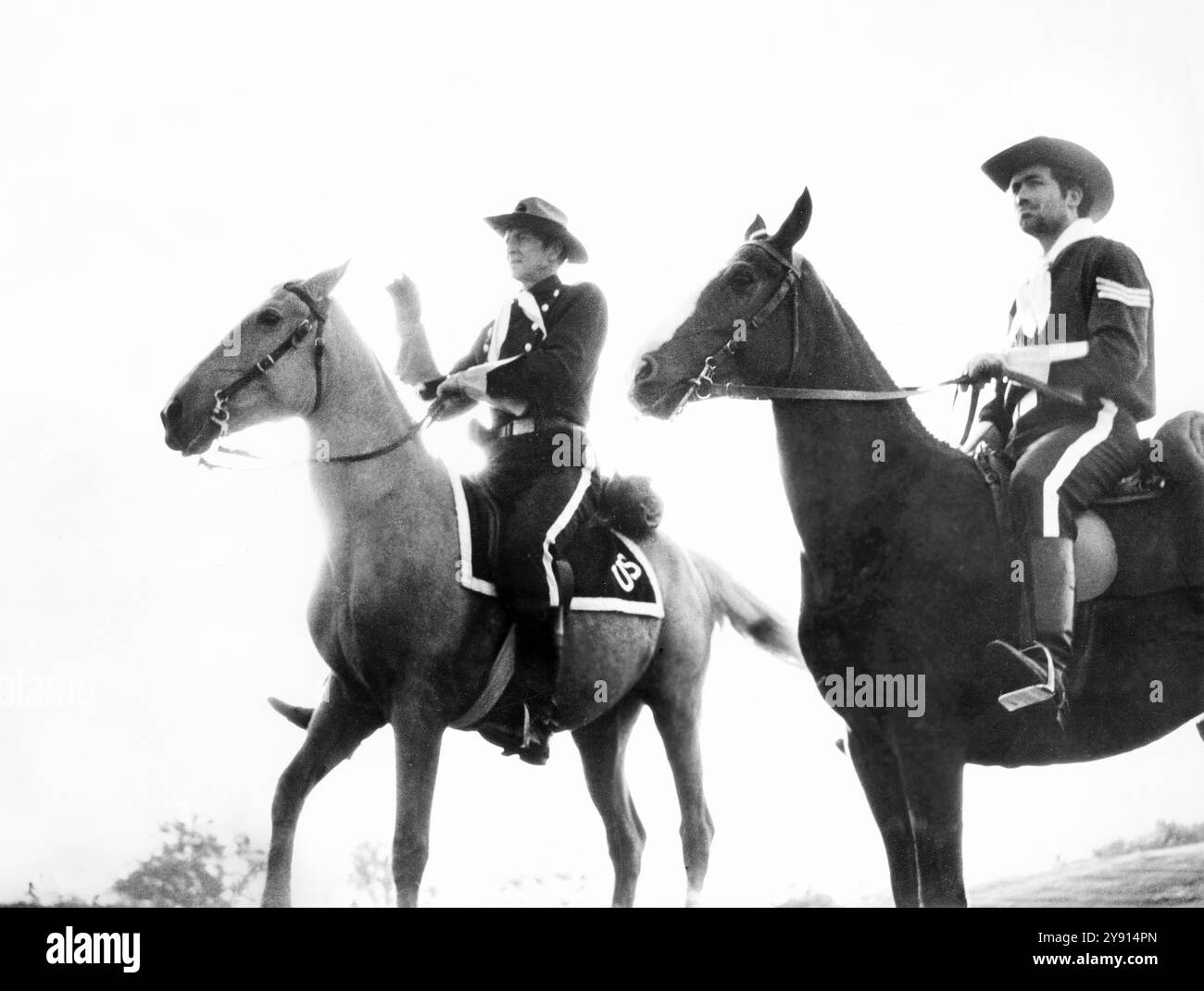 Bruce Bennett (a sinistra), sul set del film western, 'Flaming Frontier', 20th Century-Fox, 1958 Foto Stock