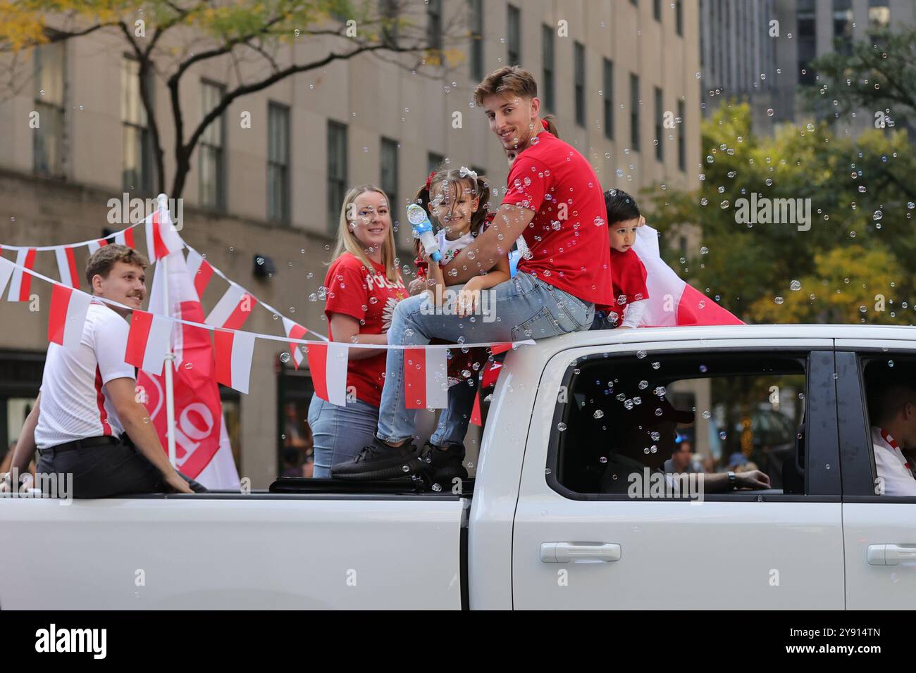 New York, Stati Uniti. 7 ottobre 2024. New York, NY - 6 ottobre 2024: La 87a Parata annuale del Pulaski Day marcia orgogliosamente lungo la 5th Avenue, celebrando l'eredità polacca e onorando il generale Casimir Pulaski, un eroe della Guerra di indipendenza americana. Migliaia di partecipanti, compresi gruppi culturali, scuole e organizzazioni, hanno mostrato le vibranti tradizioni della comunità polacco-americana. La parata, un'amata tradizione di New York City, ha messo in risalto il contributo dei polacchi-americani alla città e oltre. (Foto di Luiz Rampelotto/EuropaNewswire/Sipa USA) credito: SIPA USA/Alamy Live News Foto Stock