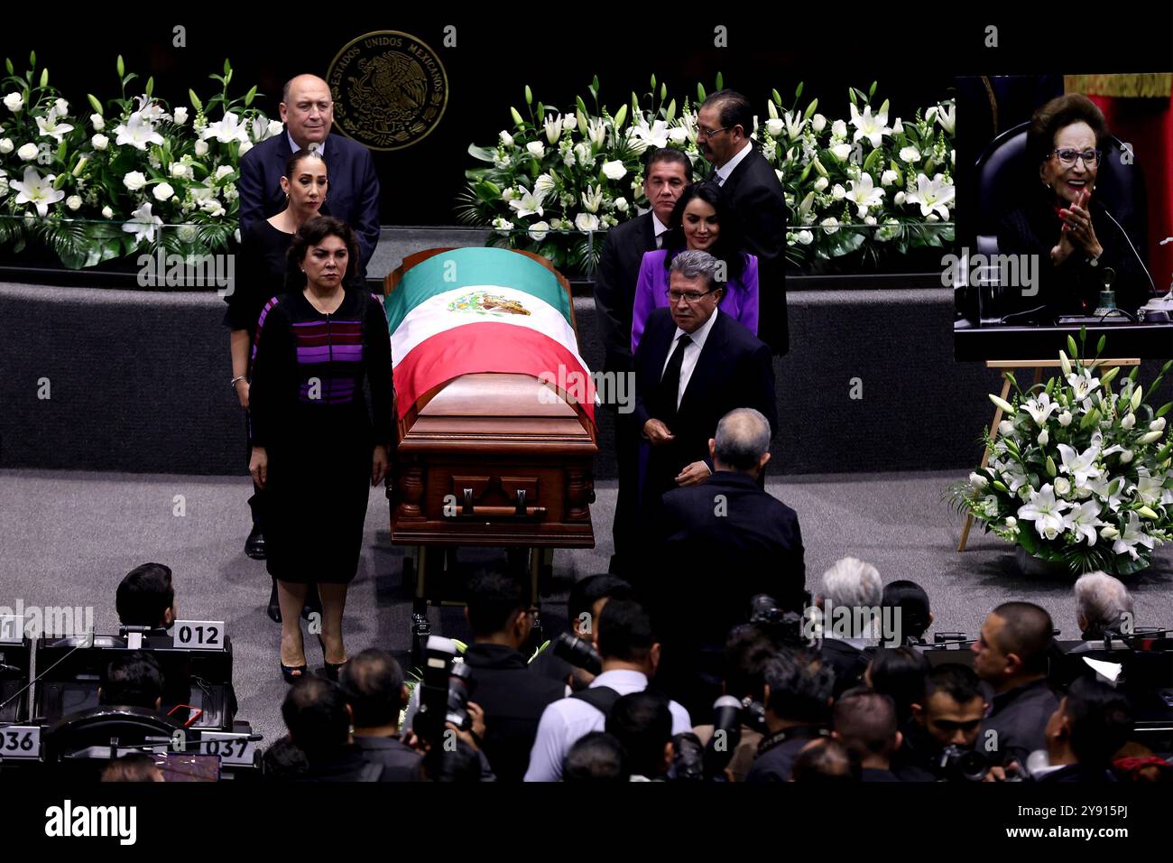 Città del Messico, Messico; 07.10.2024.- rendere omaggio al defunto presidente della camera dei deputati Ifigenia Martínez. Il deputato muore sei giorni dopo aver guidato la cerimonia di trasferimento del potere del presidente López Obrador al presidente eletto Claudia Sheinbaum. Ifigenia Martha Martínez y Hernández, nota come Ifigenia Martínez, è stata una politica, economista, professoressa e diplomatica messicana, membro del partito Morena. Fu fondatrice del Partito della Rivoluzione Democratica insieme a Cuauhtémoc Cárdenas e Porfirio Muñoz Ledo. Credito: dpa Picture Alliance/Alamy Live News Foto Stock